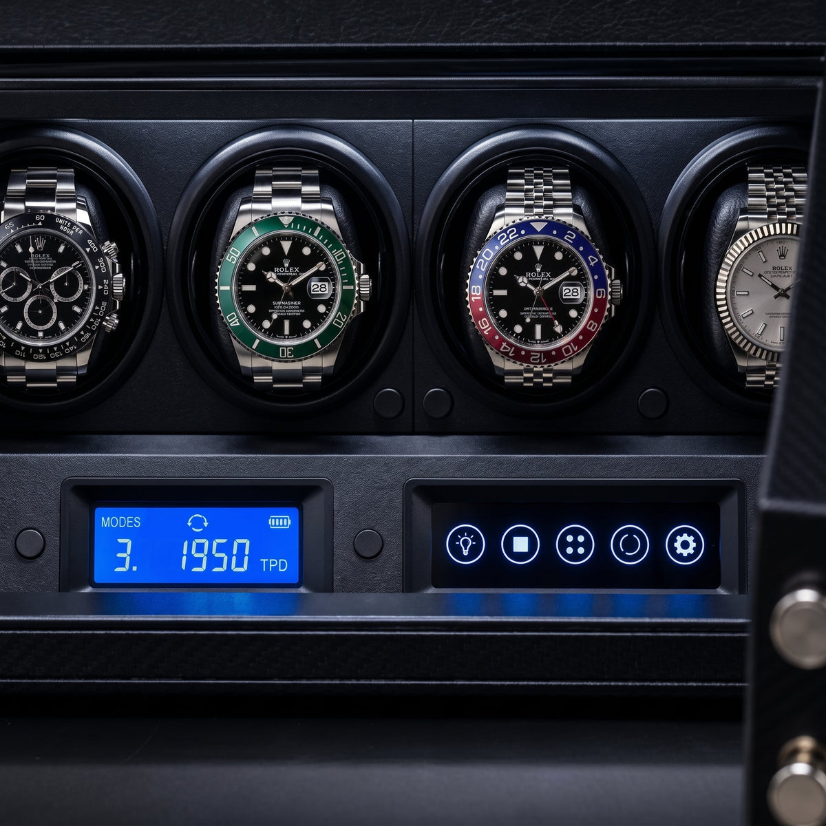 Vier Automatikuhren auf den Bewegern mit beleuchtetem Display