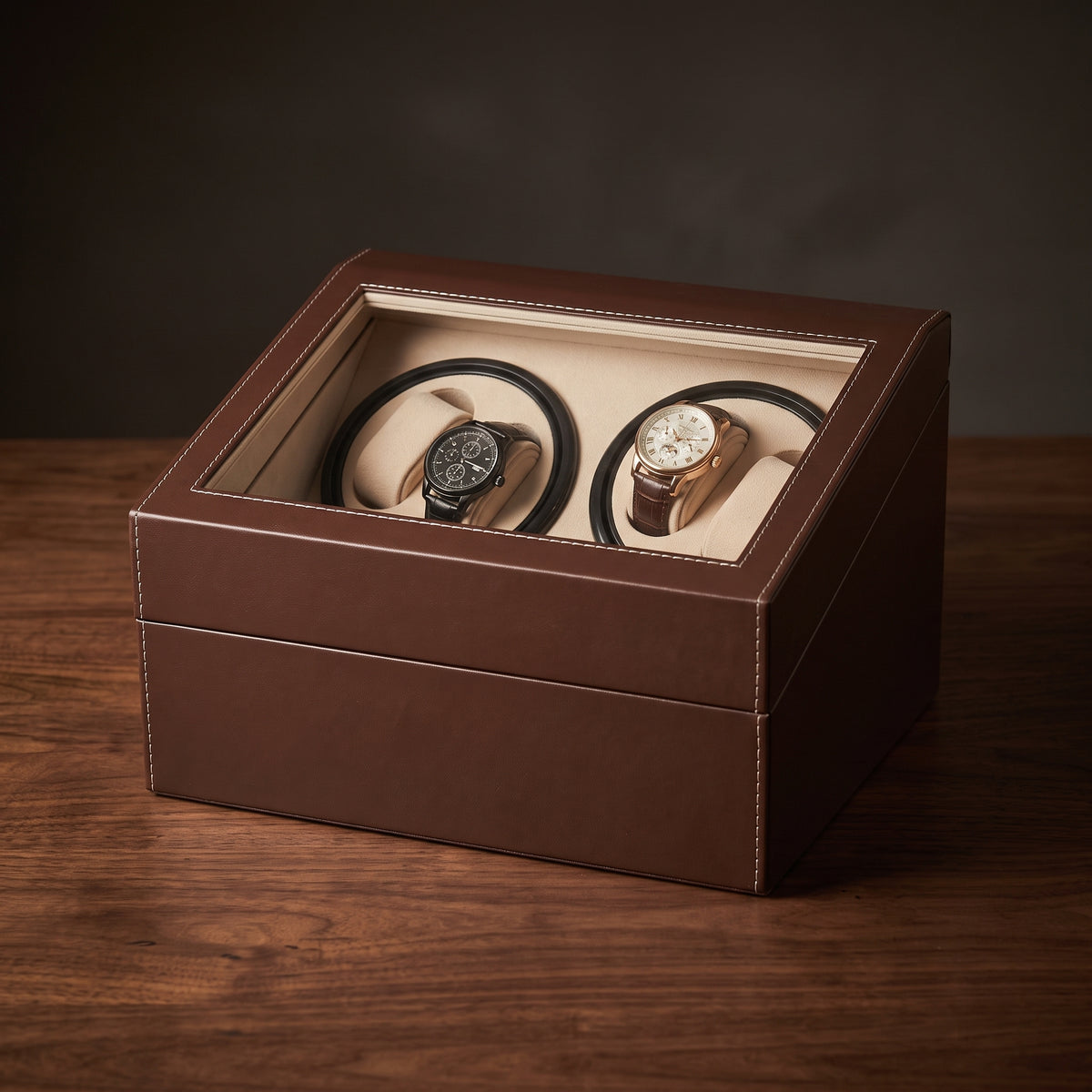 Uhrenbox braun auf Holztisch