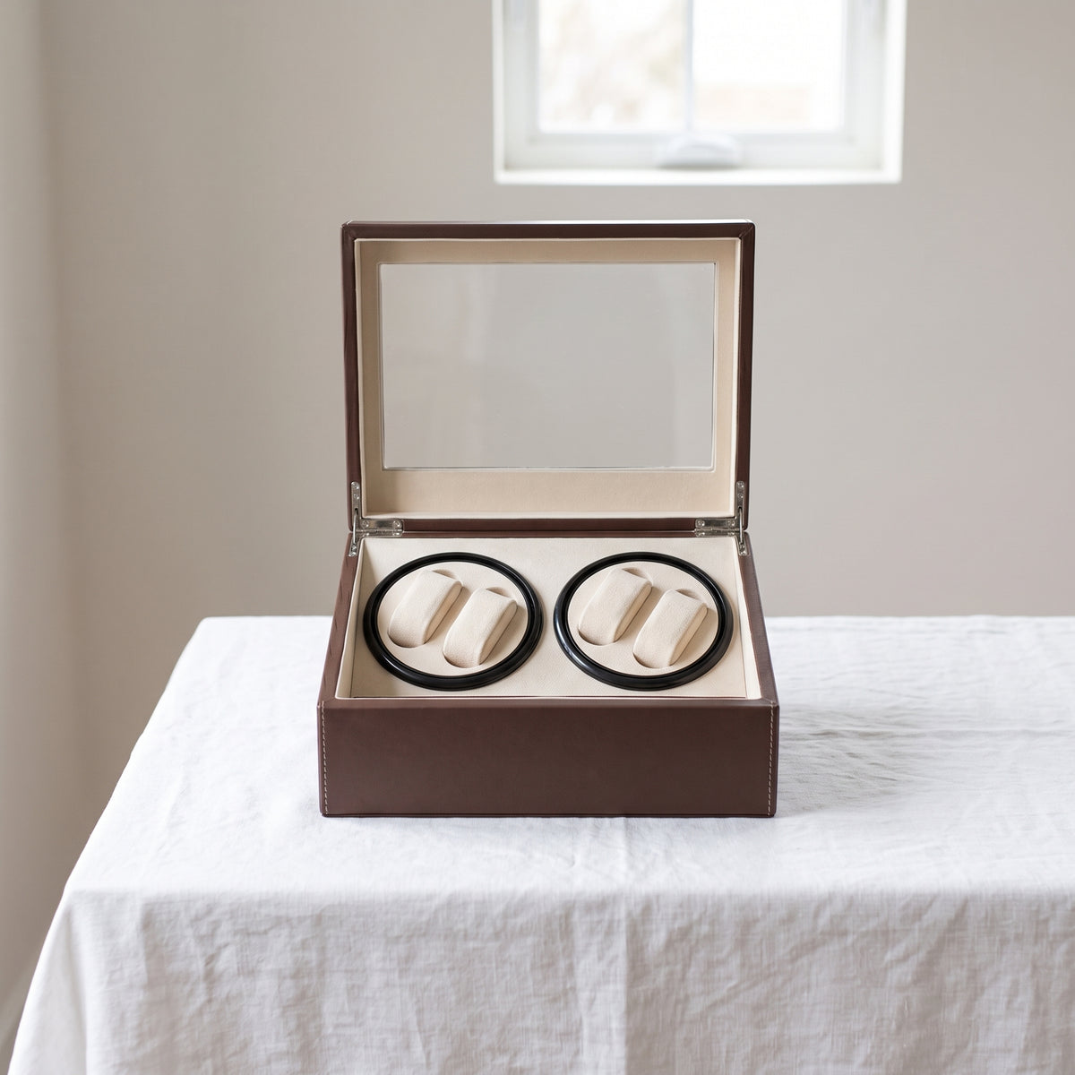 Uhrenbox braun, Frontansicht mit Glasdeckel